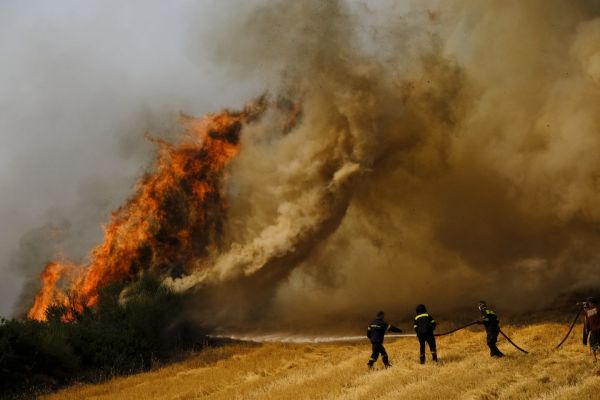 Φωτιά στην Αττική – Εκκενώθηκαν Σταμάτα, Ροδόπολη, Βαρυμπόμπη και Θρακομακεδόνες