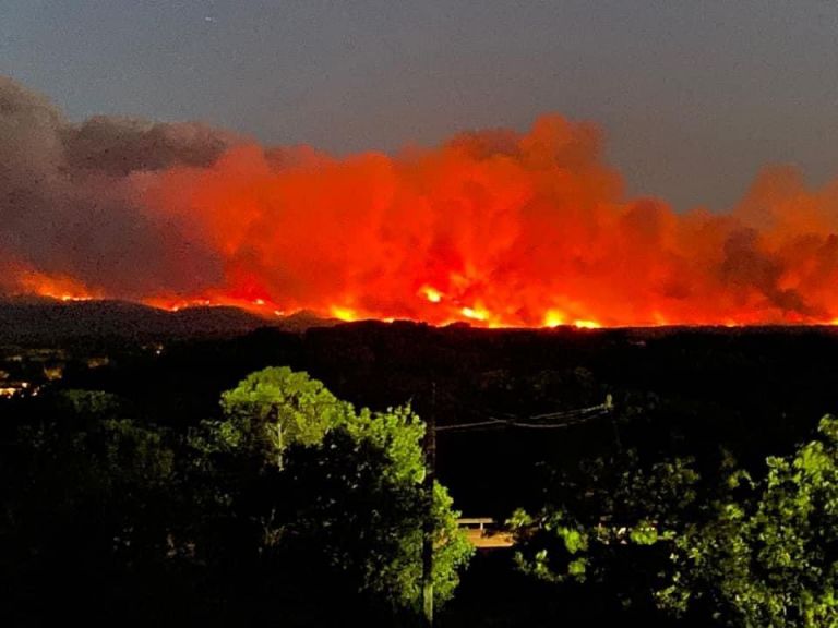 Γαλλία – Μάχη με τις φλόγες στο Σεν Τροπέ – Στον τόπο των επιχειρήσεων ο Μακρόν