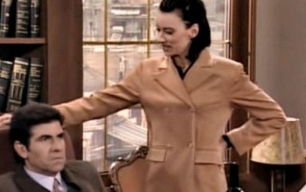 Θυμάστε την γλωσσού γραμματέα του Μπέζου στο «Άκρως Οικογενειακόν»; – Δείτε πώς είναι σήμερα