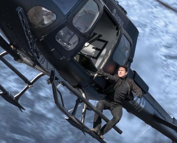 Τομ Κρουζ – Προσγειώθηκε… ουρανοκατέβατος σε αυλή οικογένειας