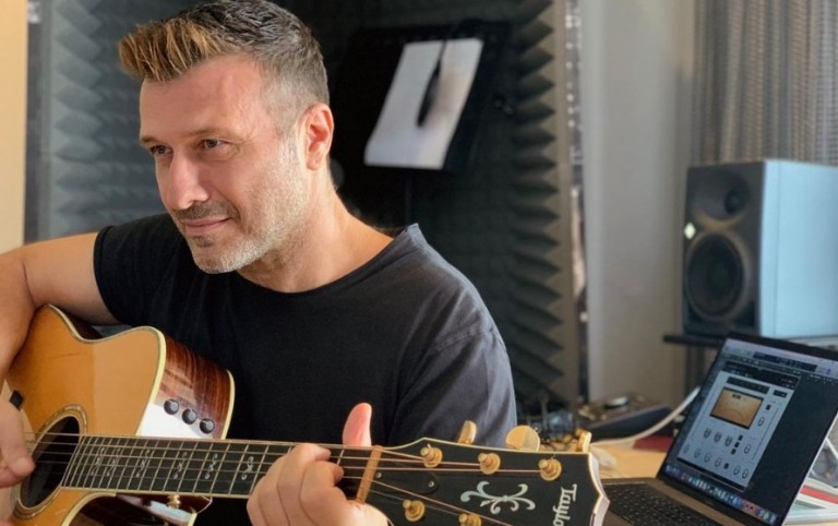 Γιάννης Πλούταρχος – Φωτογραφία μαζί με τα παιδιά του