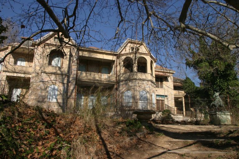 Φωτιά στη Βαρυμπόμπη – Μεταφέρθηκαν προληπτικά αντικείμενα αξίας από το Τατόι