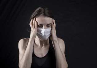 Κοροναϊός – Οι μισοί που βγαίνουν από το νοσοκομείο υποφέρουν από συμπτώματα ένα χρόνο μετά