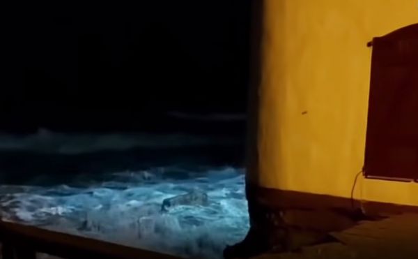 Αργεντινή – Διώροφο σπίτι καταρρέει και βυθίζεται στον ωκεανό – Συγκλονιστικό βίντεο