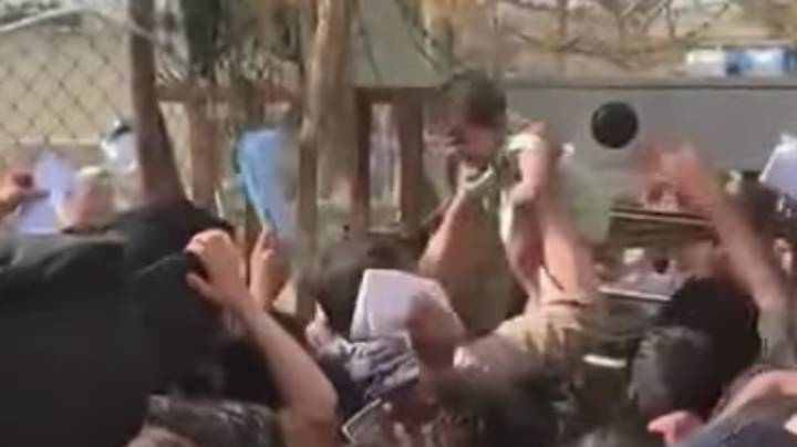 Αφγανιστάν – Βίντεο από το αεροδρόμιο της Καμπούλ ραγίζει καρδιές – Παρέδωσαν κοριτσάκι σε στρατιώτη για να το σώσουν