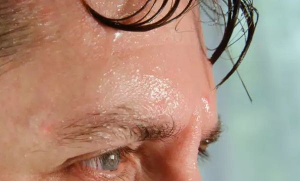 Πόσο ανησυχητικό είναι το να μην ιδρώνετε επαρκώς όταν κάνει ζέστη