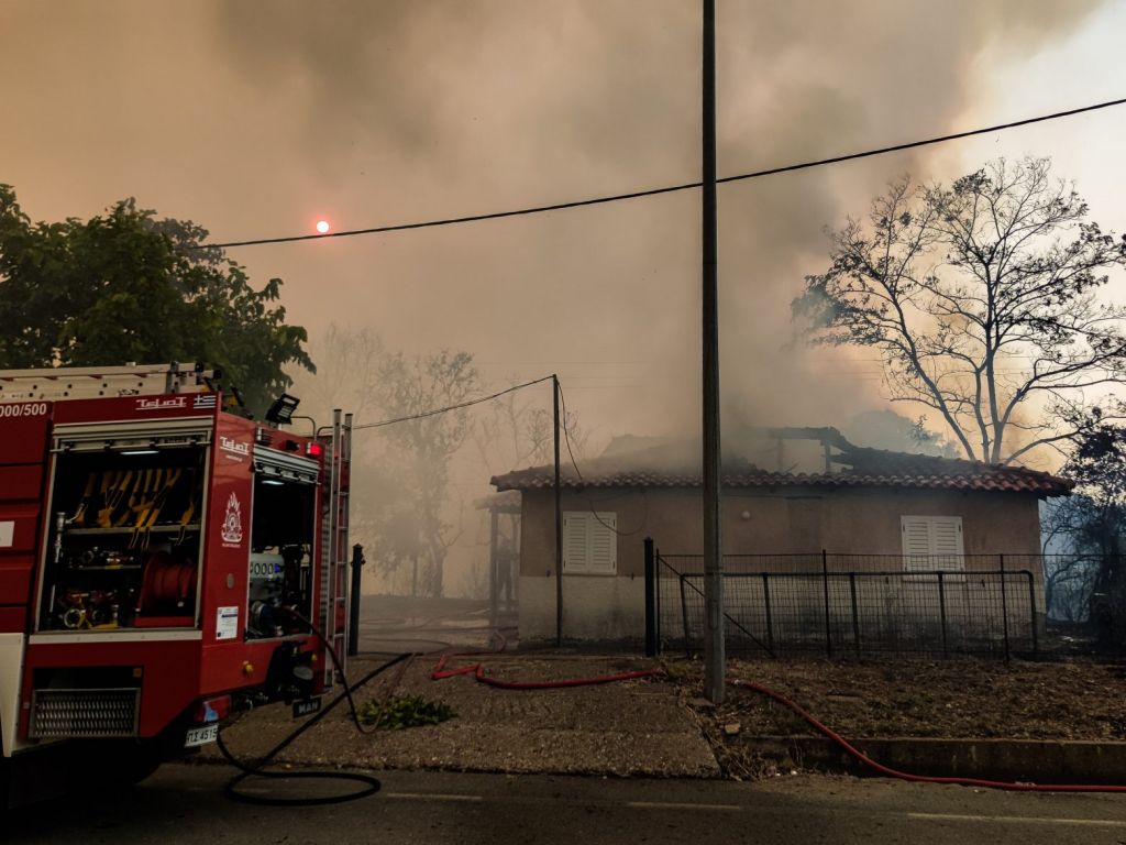 Φωτιά στην Ηλεία – Νέα μεγάλη αναζωπύρωση στην Αρχαία Ολυμπία – Νέα εκκένωση οικισμού