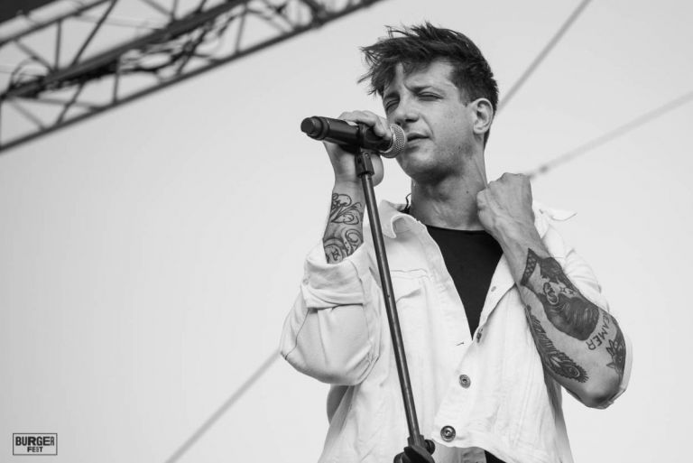 Ηλίας Μπογδάνος – Ποζάρει πιο ερωτευμένος από ποτέ, αγκαλιά με…