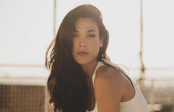 Ιωάννα Τριανταφυλλίδου – Ποζάρει σε ασπρόμαυρο φόντο και… φωτίζει τη μέρα μας