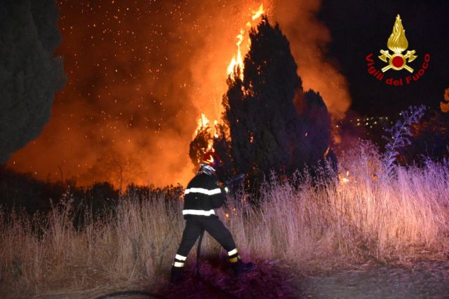 Συναγερμός από τις πυρκαγιές στη Νότια Ιταλία - Πέντε νεκροί