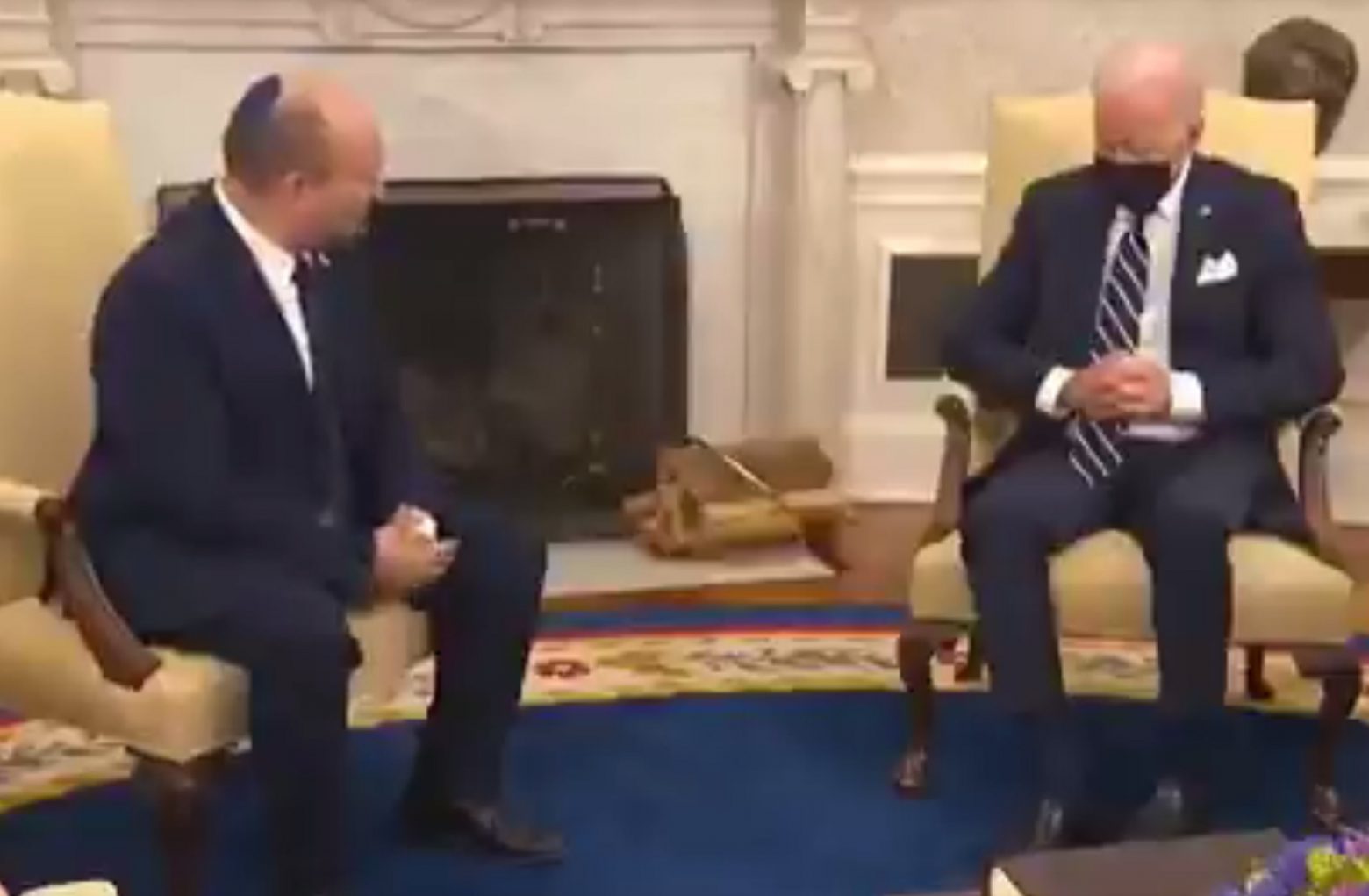 Ο Μπάιντεν στα χνάρια της Μέρκελ - Κοιμήθηκε στη συνάντηση με τον πρωθυπουργό του Ισραήλ