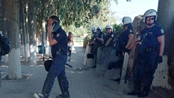 Σκοπευτήριο Καισαριανής – Συναυλία αλληλεγγύης των φοιτητών στους πυρόπληκτους – Ένταση με την αστυνομία