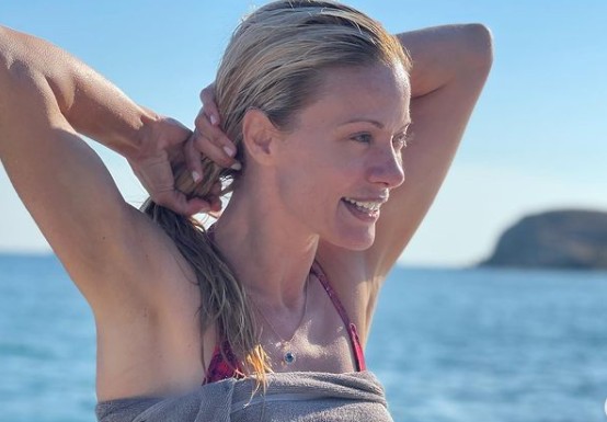 Ζέτα Μακρυπούλια – Σε ποιον τραγουδάει «Ακόμα ένα καλοκαίρι χωρίς εσένα»;