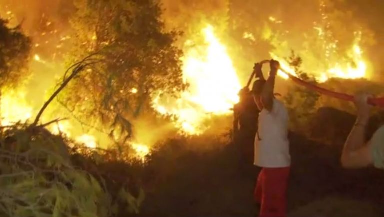 Ολονύχτια μάχη με τις φλόγες στις Καματριάδες