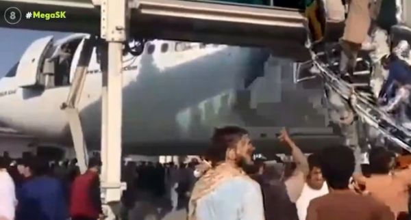 Αφγανιστάν – Ποδοπατήθηκαν γυναικόπαιδα έξω από το αεροδρόμιο