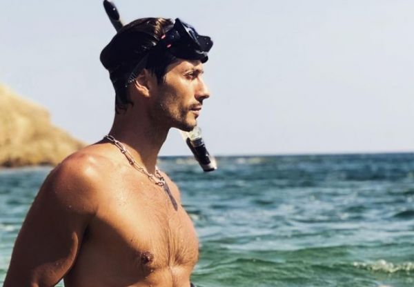 Γιώργος Καράβας – Ο κούκλος γιος του κάνει θαλάσσιο σκι και εκείνος καμαρώνει