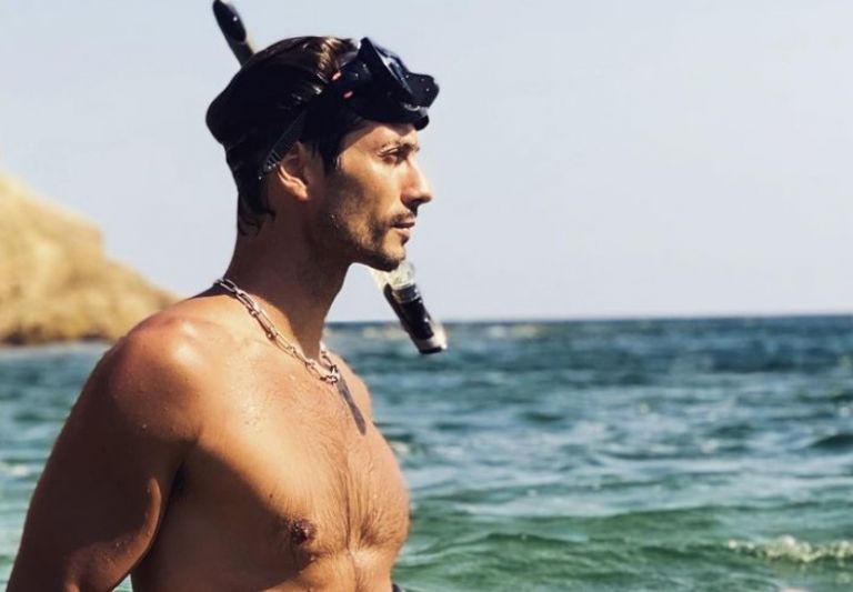 Γιώργος Καράβας – Ο κούκλος γιος του κάνει θαλάσσιο σκι και εκείνος καμαρώνει