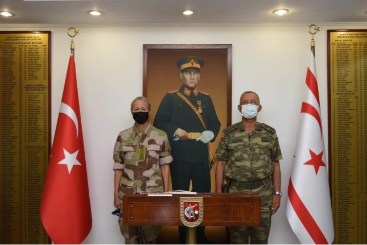 Απίστευτη πρόκληση ΟΗΕ στην Κύπρο – Σάλος με τη φωτογράφιση μπροστά στα κατοχικά σύμβολα