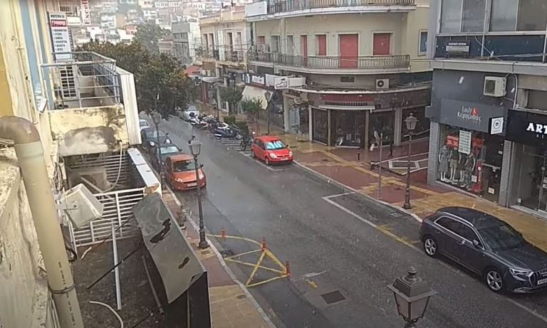 Καλοκαιρινό μπουρίνι και χαλάζι στην Καβάλα – Ζημιές σε σπίτια και οχήματα