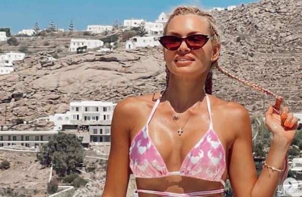 Ποιος βάζει αντηλιακό στην… πλάτη της Βίκυ Κάβουρα;