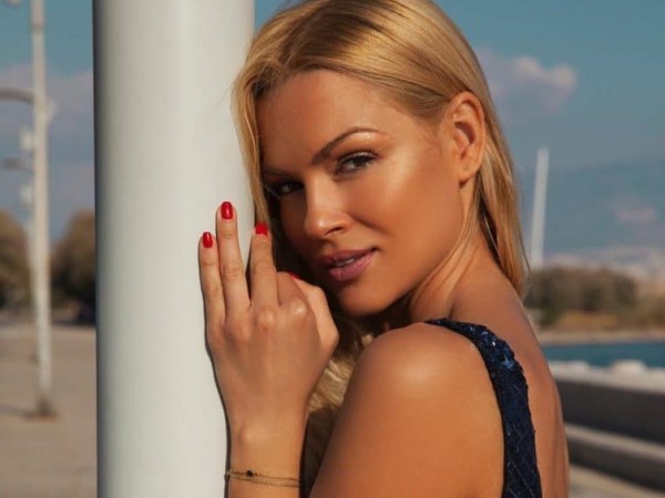 Βίκυ Κάβουρα – Νέο μαύρο μαγιό, νέα πρόκληση στο Instagram