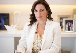 Όλγα Κεφαλογιάννη – Φτιάχνει φανουρόπιτα και μας δείχνει τη συνταγή