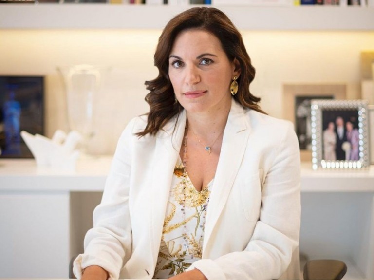 Όλγα Κεφαλογιάννη – Φτιάχνει φανουρόπιτα και μας δείχνει τη συνταγή