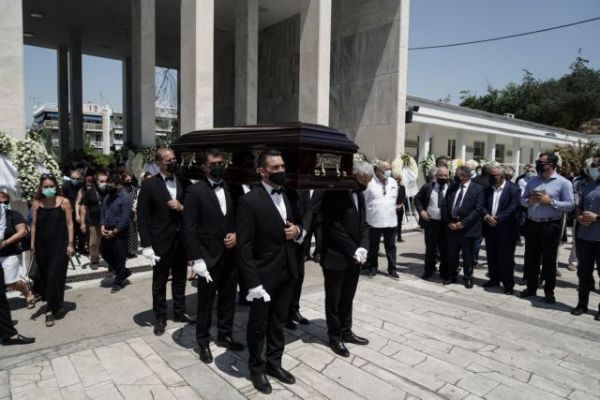 Σε κλίμα οδύνης η κηδεία του Κωνσταντίνου Μίχαλου