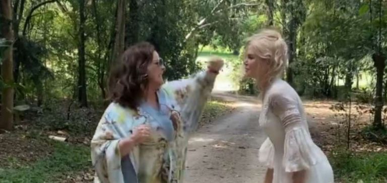 Απίστευτο βίντεο – Νικόλ Κίντμαν και Μελίσα ΜακΚάρθι παίζουν ξύλο μπροστα στο φακό