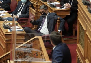 Μητσοτάκης VS Τσίπρα – Τα στρέμματα, τα φέρετρα, η εκκένωση του Μαξίμου και η (μη) πρεμούρα για εκλογές