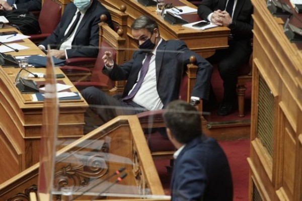 Μητσοτάκης VS Τσίπρα – Τα στρέμματα, τα φέρετρα, η εκκένωση του Μαξίμου και η (μη) πρεμούρα για εκλογές