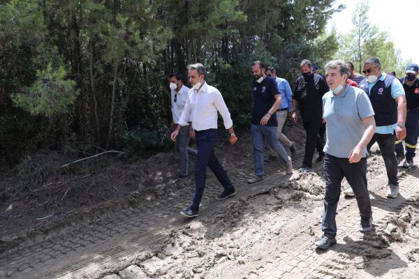 Ο πρωθυπουργός μεταβαίνει στη βάση των Canadair στην Ελευσίνα