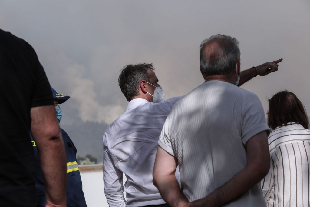 Σε Βαρυμπόμπη και Τατόι ο Μητσοτάκης – Μετέβη και στο Κέντρο Επιχειρήσεων της Πυροσβεστικής