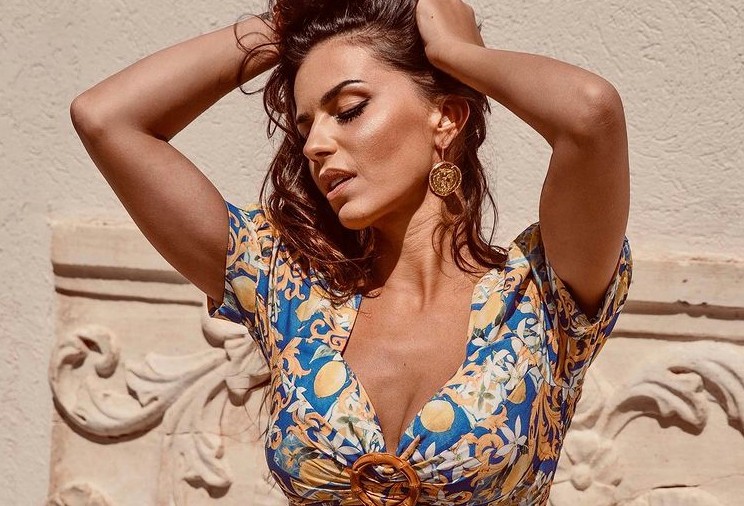 Χριστίνα Κολέτσα – Ποζάρει topless στην πισίνα και τρελαίνει το Instagram