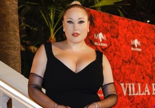 H κόρη του Ντέιβιντ Χάσελχοφ ποζάρει γυμνή και ο ανδρικός πληθυσμός αναστενάζει