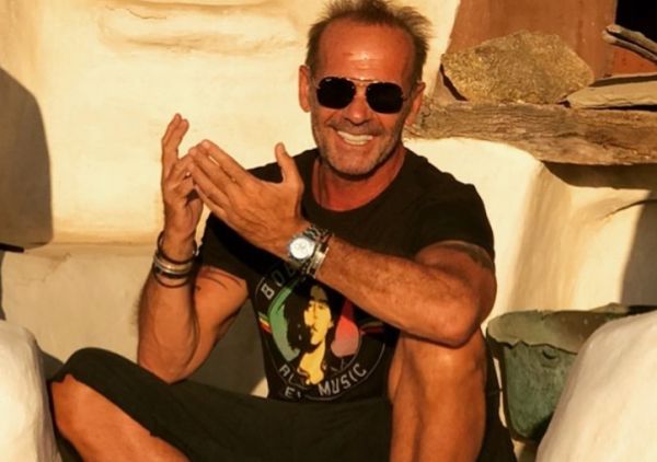 Πέτρος Κωστόπουλος – Θεαματική βουτιά από βράχο στη Μύκονο με το γιο του Μάξιμο