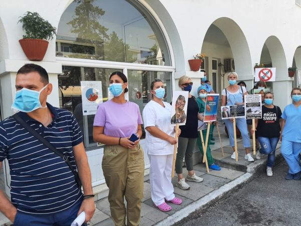 Κοζάνη – Διαμαρτυρία ενάντια στην υποχρεωτικότητα του εμβολιασμού από νοσοκομειακούς