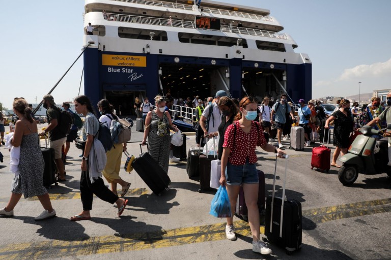 Κοροναϊός – Η πανδημία έβγαλε εισιτήριο για Αθήνα – Αγώνας για να αντέξει το ήδη κουρασμένο ΕΣΥ