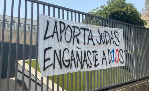 Πανό με συνθήματα κατά του Λαπόρτα στο «Καμπ Νόου»