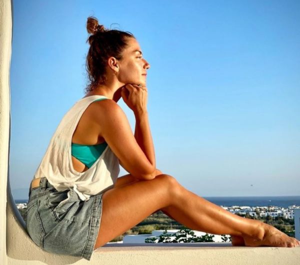 Βάσω Λασκαράκη – Η αρετουσάριστη πόζα με μαγιό και το χάδι στην κοιλίτσα