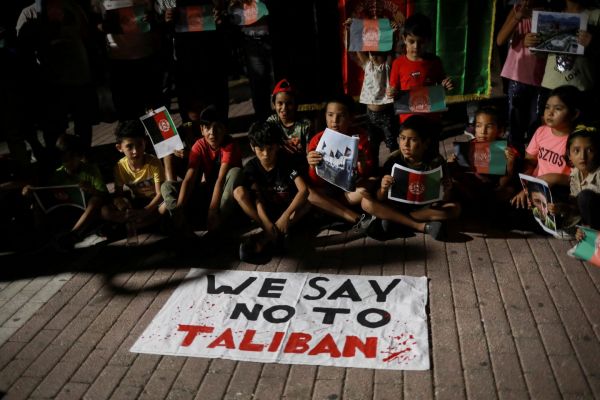 Λέσβος – Πρόσφυγες από το Αφγανιστάν διαδήλωσαν ενάντια στους Ταλιμπάν