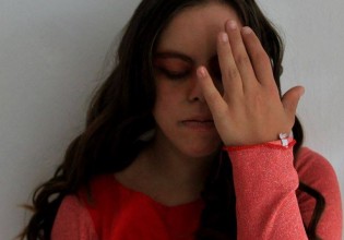 Λωξάντρα Λούκας – Η πρώτη ηθοποιός με σύνδρομο Down στο Εθνικό Θέατρο φέρνει ελπίδα