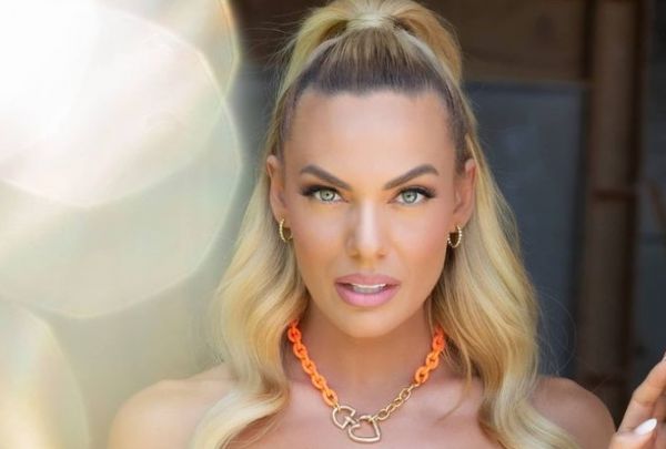 Ιωάννα Μαλέσκου – «Κολάζει» το διαδίκτυο με το αποκαλυπτικό ντεκολτέ της