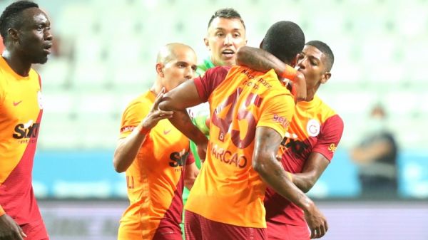 Συμπαίκτες πλακώθηκαν μεταξύ τους στη Γαλατασαράι