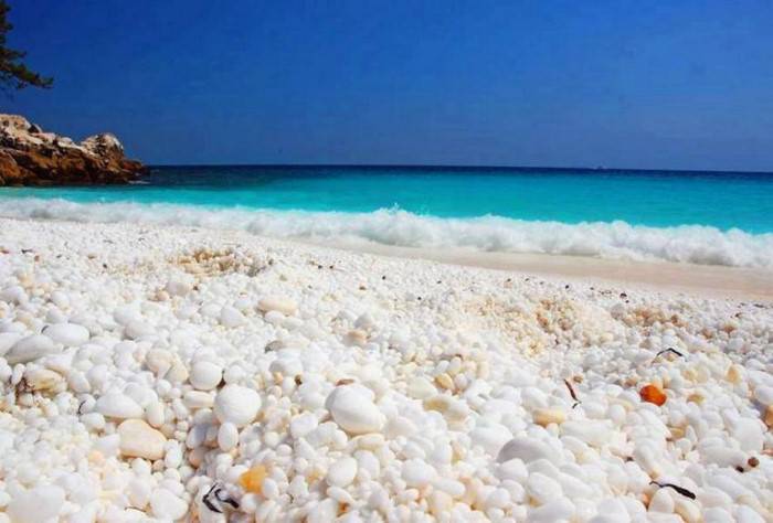 Αυτή είναι η «μαρμάρινη παραλία» της Ελλάδας – Πού βρίσκεται, από που πήρε το όνομά της