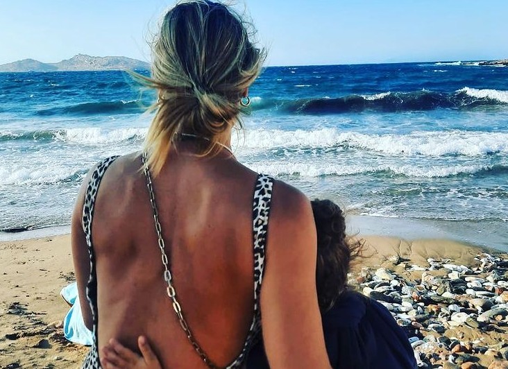 Ελεονώρα Μελέτη – Η μικρή Αλεξάνδρα έκανε την πρώτη της βόλτα με ιστιοσανίδα