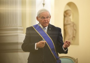 Μενέντεζ – Η πεθερά από την Κύπρο και ο κολλητός στη Μεγαλόνησο