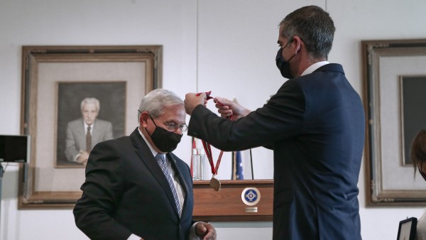 Με το Μετάλλιο της Πόλεως των Αθηνών τιμήθηκε ο Μενέντεζ