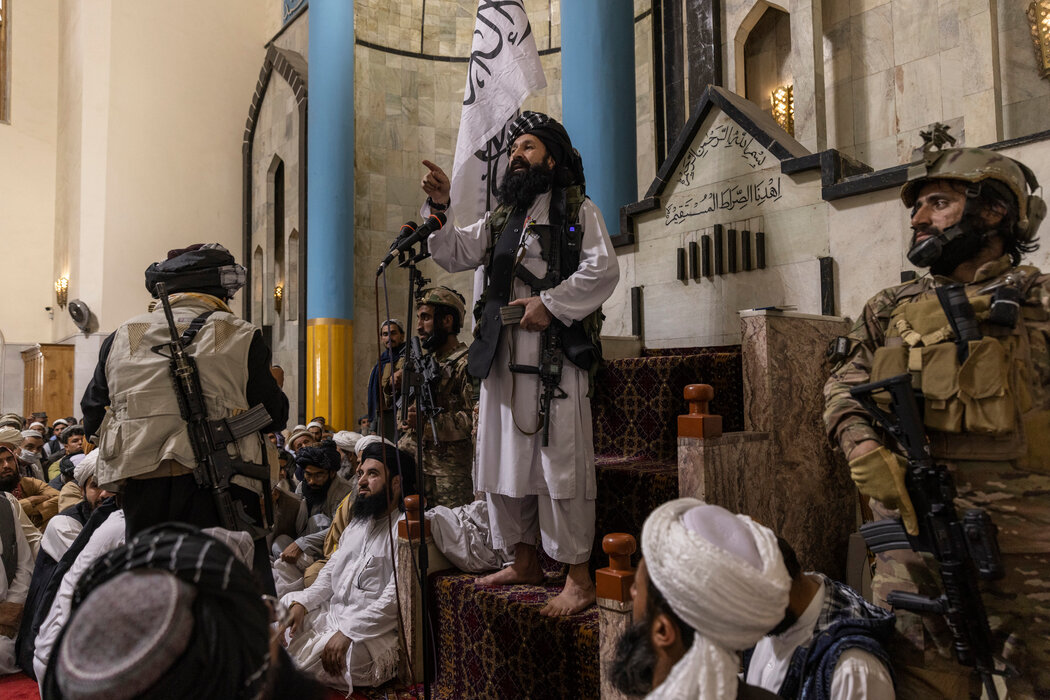 Αφγανιστάν - Ο Χαλίλ Χακανί, επικηρυγμένος για 5 εκατ. δολάρια από τις ΗΠΑ, στην προσευχή της Παρασκευής
