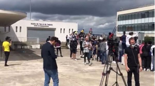 Γεμίζει κόσμο το αεροδρόμιο του Παρισιού περιμένοντας τον Μέσι